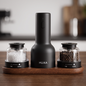 Zestaw HU.KA Pulse Premium Wood na drewnianym stole w kuchni